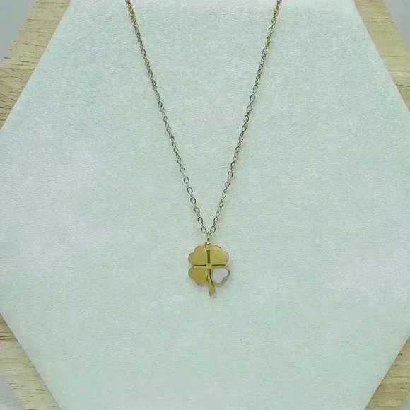 White Heart Four-Leaf Clover Pendant Necklace in Gold - Picture 2 of 6